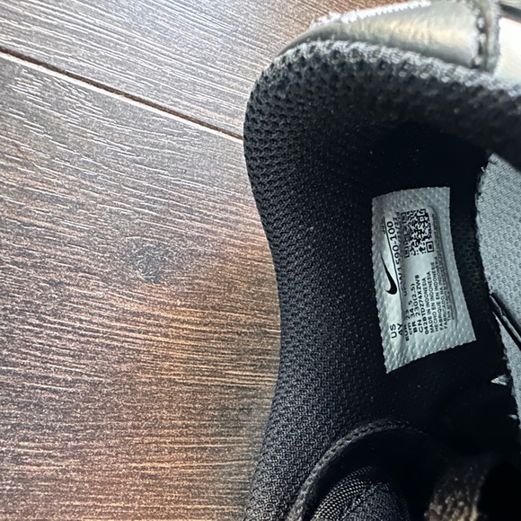 Low dunks size 4Y or 5 US - Picture 2 of 4